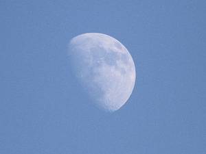 Mond bei Tageslicht, blauer Himmel, über dts Nachrichtenagentur